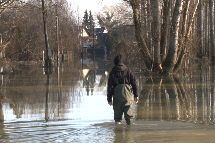 Víz alatt állnak az ártérben a házak