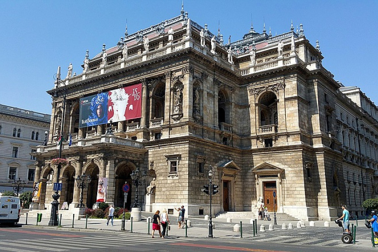 Kigyulladt a Magyar Állami Operaház teteje