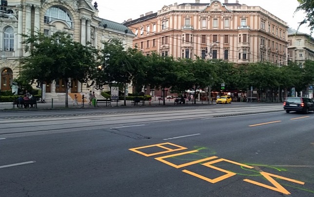 Az egész világháló azon mosolyog, ahogy felírták a BUSZ szót a körúton 