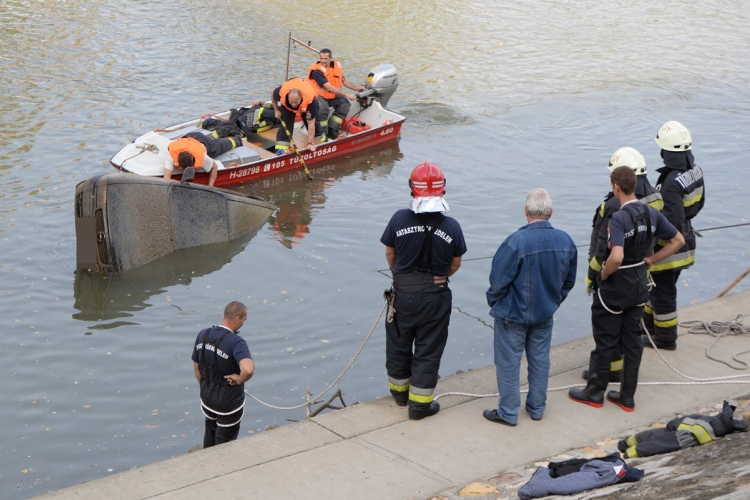 Holttesttel együtt emeltek ki egy autót Győrben a Mosoni-Dunából