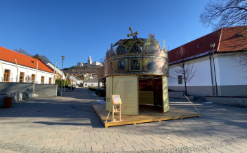 Ötméteres Szent Korona magasodik Pannonhalma Fő terén