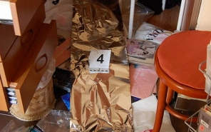 Készpénzt és ruházati termékeket lopott 