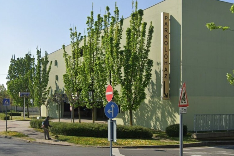 Csak bérletesek parkolhatnak a Révai parkolóházban
