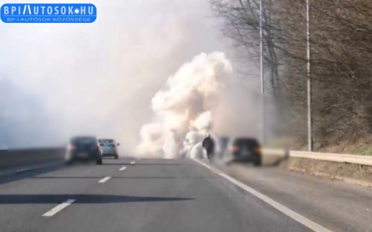 Dízelautós rémálom: Hatalmas füst az M7-es autópályán 