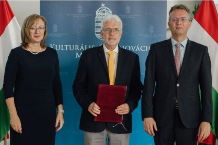 Oktatói Szolgálati Emlékérem díjat vehetett át a Bercsényi igazgatója