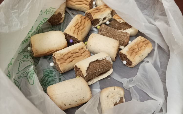 Gombostűvel büntet az ismeretlen tettes