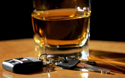 Jelzőtáblának hajtott az ittas sofőr 