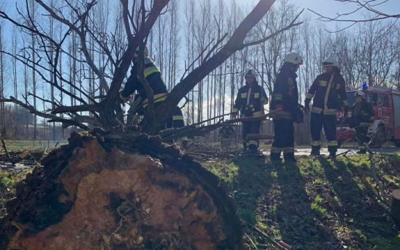 öbb, mint 160 tűzoltónak adott munkát a vasárnapi viharos szél