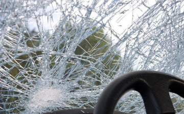 Autóbaleset történt a Műegyetem rakparton - egy ember a kocsiba szorult