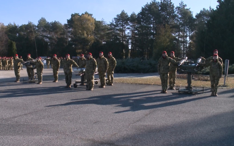 A skarlátpiros barett kötelez