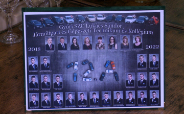 Bankettvacsorát ért a tabló