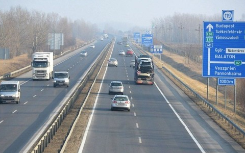 Torlódás várható! Burkolatot javítanak az autópályán szerdán