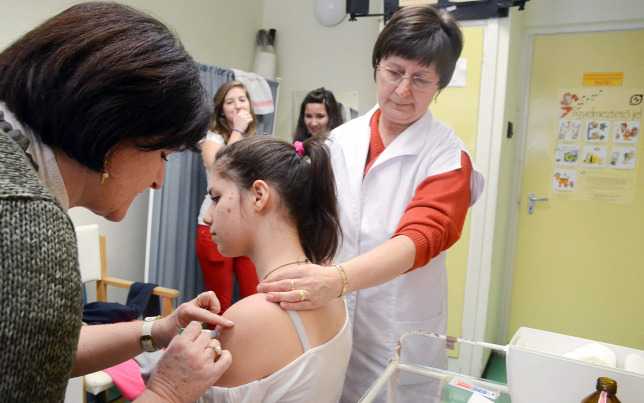 Jelentősen emelkedik a védőnők fizetése