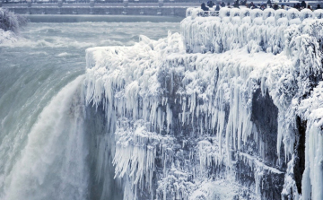 Mesés látványt nyújt a befagyott Niagara