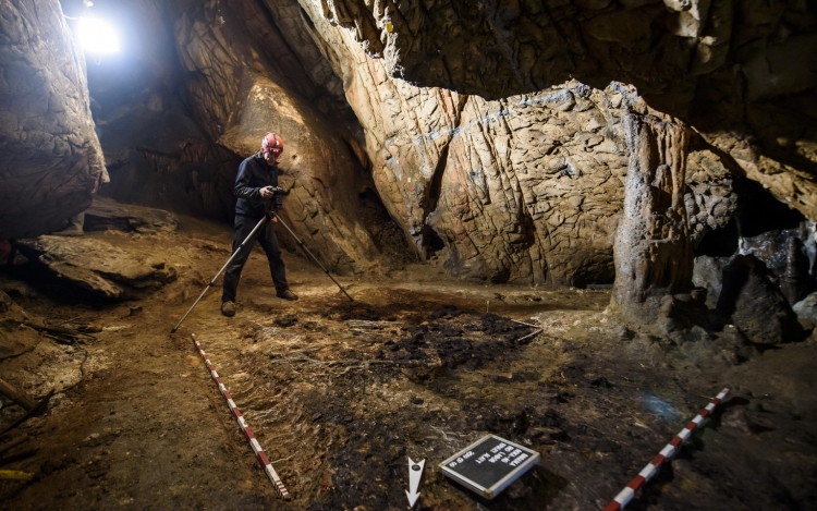 Lenyűgöző kincseket találtak a Baradla-barlangban