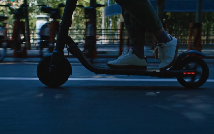 E-roller csak bukósisakban