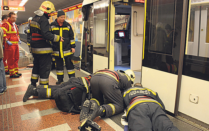Élve szedték ki a metró alól