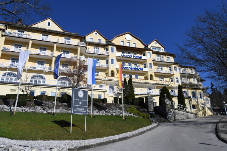 Húsz nővel vonult önkéntes karanténba a király 