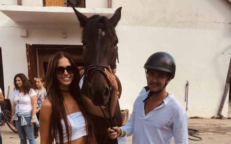 A Drága örökösök sztárja szépségkirálynővel fotózkodott az Érdi Vágtán