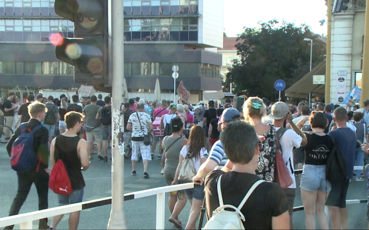 A kata új szabályai ellen tüntettek Győrben