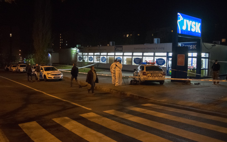 Rendőrők vették körül a XVII. kerületi áruházat