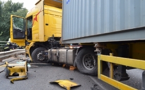 Két kamion és egy autó ütközött Vámosszabadinál 