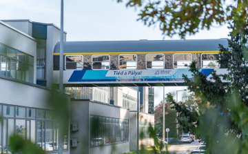 Megújult a vasúti kocsi függőhíd a Széchenyi István Egyetemen