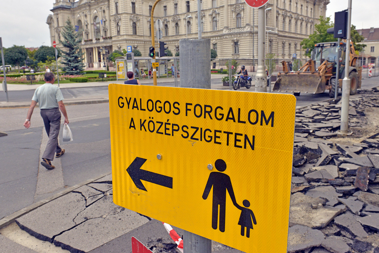 VÁLTOZIK MÁTÓL A FORGALMI REND A VÁROSHÁZ TÉR FELÚJÍTÁSA MIATT