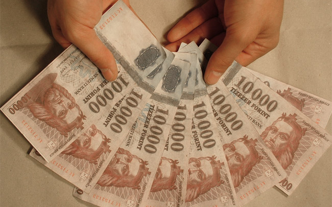 Hamis bankóval próbálkozott, de lebukott