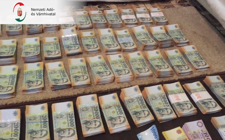 Alsónadrágba rejtették a telefont – Így akarták eltüntetni a bizonyítékokat az adócsalók