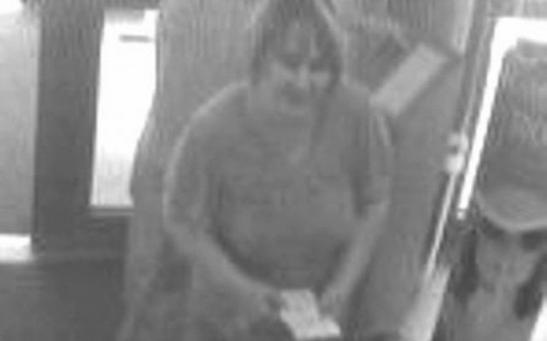 Bankkártyát, okmányokat, pénztárcát lopott egy postáról