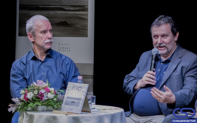 Tengercsend a Kisfaludy Teremben