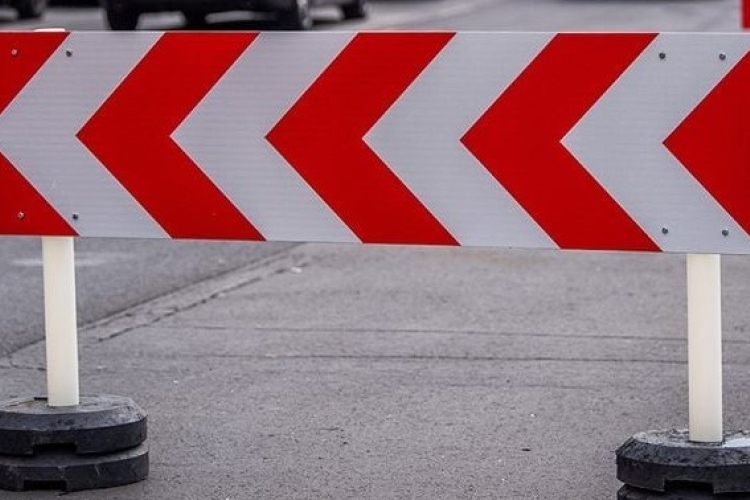 Közmű-és burkolatfelújítás miatt lezárják a Zrínyi utat