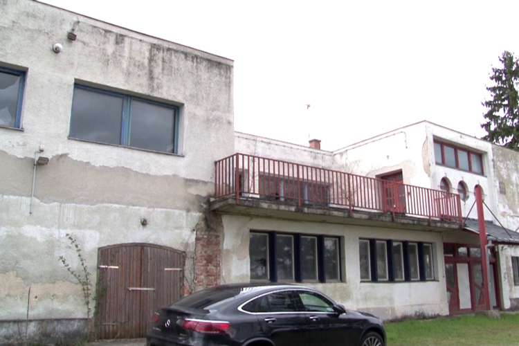 A pusztulástól menekül meg a vízparti épület Győrben