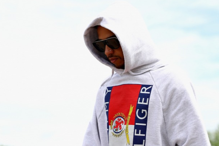 A négyszeres Formula-1 világbajnok is énekel Christina Aguilera új lemezén