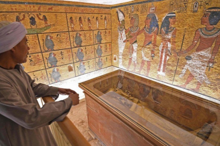 Elkezdték Tutanhamon külső aranyozott fakoporsójának restaurálását