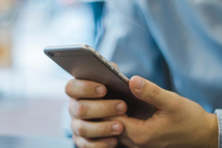 Csökkentik az unión belüli hívás és SMS díjakat