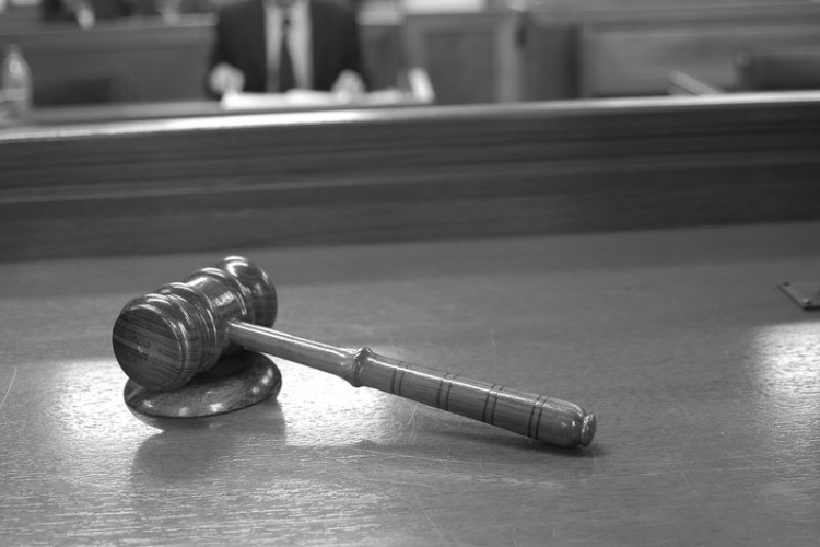 Tíz év fegyház a nevelt lányait molesztáló tatabányai férfinak