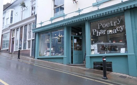 Megnyílt a világ első gyógyszertára, ahol pirulák helyett verseket írnak fel 