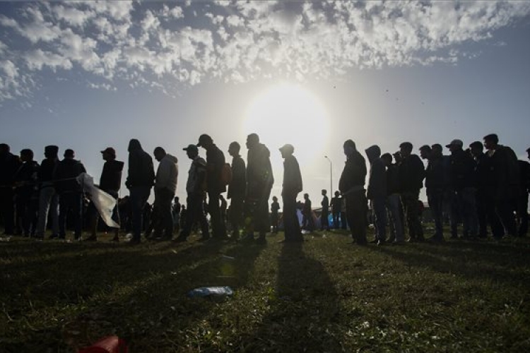 Illegális bevándorlás - Szlovénia nem tartja korrektnek Horvátország eljárását