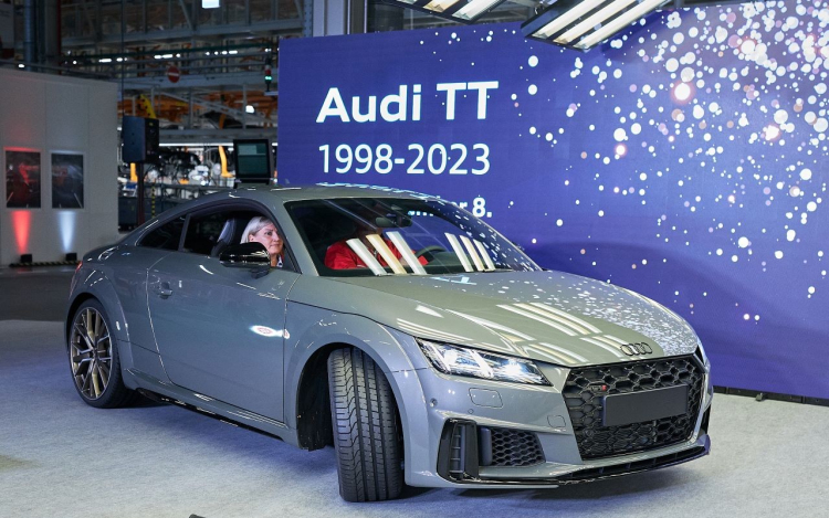 Búcsúzik a négykarikás legenda