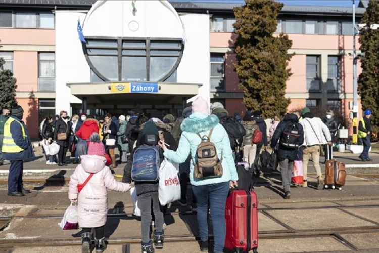 Bakondi: minden menekültnek segít Magyarország