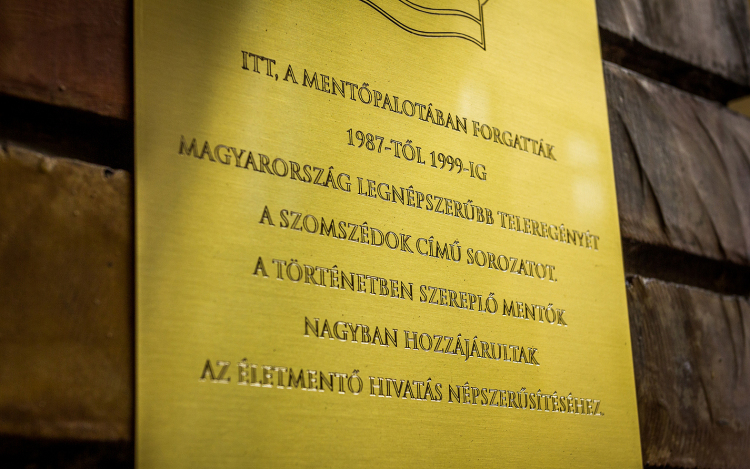 Szomszédok-emléktáblát avatott fel Kulka János az Országos Mentőszolgálatnál 