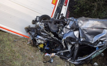 Halálos baleset az M1-es sztrádán: Learatta a román teherautós az autót 