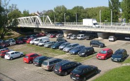 Figyelem! Lezárják déltől a Petőfi híd alatti parkolót