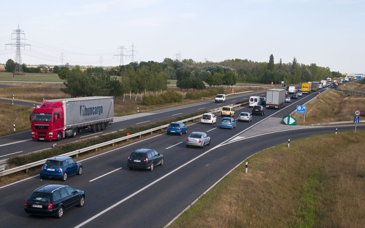 Tömegkarambol az M1-esen, lezárták az autópályát