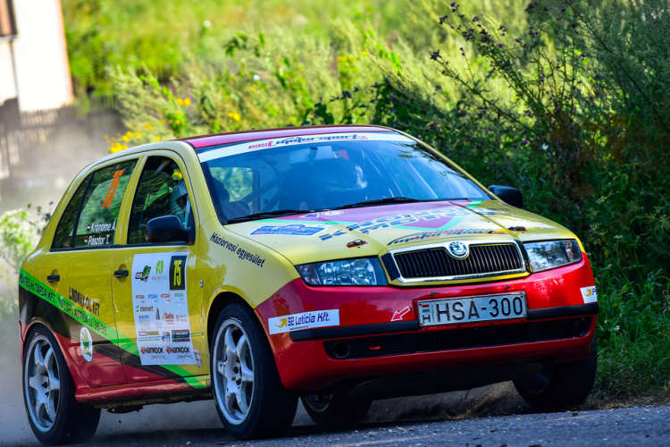 Szeretnénk meglátni a céldobogót a versenyautóból!