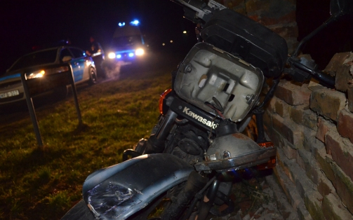 Téglakerítésnek ütközött a motoros Téten