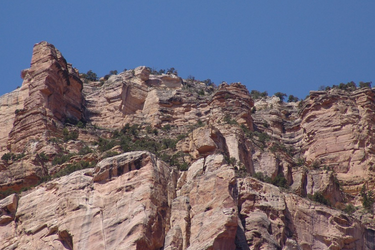 25 méter magas szikláról zuhant le egy arizonai pár, túlélték 