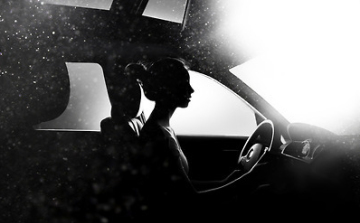 Ütötte, majd kilökte feleségét az autóból Sopronban 